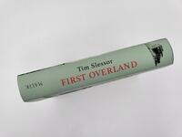 Innenansicht des Buches „First Overland. Als Erste im Land Rover 18.000 Meilen von London nach Singapur“