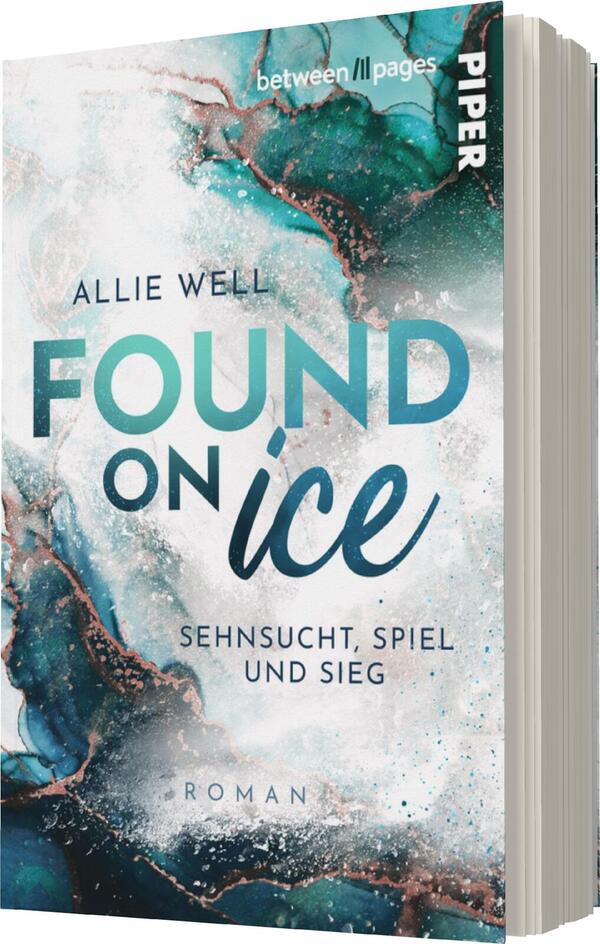 Das Buchcover zeigt abstrakte, türkisgrüne und goldene Farbverläufe, die an Eis und Wasser erinnern. Der Titel „FOUND ON ice“ ist prominent in großen, modernen Buchstaben platziert, wobei „FOUND” in kräftigem Blau und „ice” in einer weicheren Schriftart in Hellblau gestaltet ist. Darunter steht der Untertitel „SEHNSUCHT, SPIEL UND SIEG” in dezenterer Schrift. Der Name der Autorin, Allie Well, befindet sich ebenfalls in klarer, gut lesbarer Schrift. Die Gesamtatmosphäre des Covers vermittelt ein Gefühl von Abenteuer und Emotion.