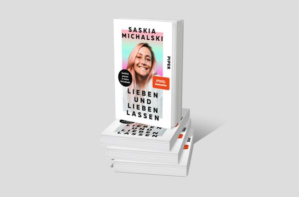 Bücherstapel des Buches „Lieben und lieben lassen“