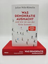 Außenansicht des Buches „Was Demokratie ausmacht – und wie sie aus der Krise kommt“
