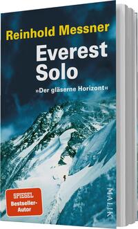 Das Buchcover zeigt eine majestätische Berglandschaft des Mount Everest in kühlen Blautönen, die eine frische und fordernde Atmosphäre vermittelt. Im Vordergrund befindet sich eine kleine Figur, die den Aufstieg symbolisiert. Der Titel „Everest Solo“ ist in großen, weißen Buchstaben platziert, während der Autorenname „Reinhold Messner“ auffällig in Gelb hervorgehoben wird. Unten links steht der Hinweis „SPIEGEL Bestseller-Autor“ in rotem Hintergrund. Rechts ist der Verlagsname „MALIK“ zu sehen.
