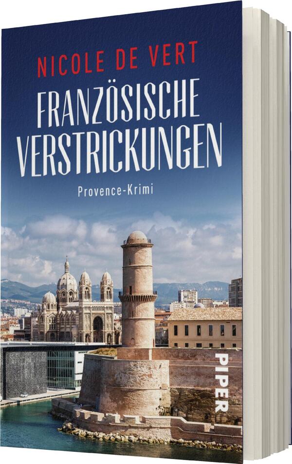 Das Buchcover zeigt eine eindrucksvolle Ansicht der Stadt Marseille, dominiert von einem Leuchtturm im Vordergrund und historischen Gebäuden im Hintergrund. Der Himmel ist in verschiedenen Blautönen gehalten, während die Schriftzüge „FRANZÖSISCHE VERSTRICKUNGEN“ in großer, weißer Schrift und „Provence-Krimi“ in kleinerer, grauer Schrift auf rotem Hintergrund leuchten. Der Autorname, „NICOLE DE VERT“, ist prominent platziert und in einer eleganten Schriftart gestaltet. Das Cover vermittelt eine geheimnisvolle und spannende Atmosphäre.