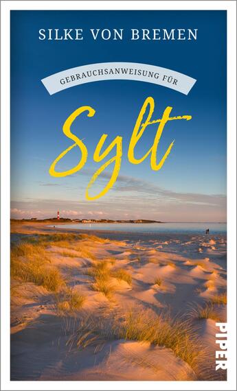 Das Buchcover zeigt eine harmonische Landschaft von Sylt, mit einem blauen Himmel und sanften Wolken über einem Strand mit fein strukturiertem Sand und Gräsern. Im Hintergrund erkennt man den Leuchtturm, der am Horizont hervorsticht. Der Titel „Sylt“ ist in großen, gelben, geschwungenen Buchstaben gestaltet, während darüber in einer weißen Bannerform der Untertitel „Gebrauchsanweisung für“ steht. Die Farbpalette vermittelt eine entspannte, einladende Atmosphäre. Die Typografie ist modern und klar.