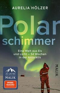 Das Buchcover zeigt einen schneebedeckten Landschaftshorizont unter einem leuchtenden Polarlicht in hellen Grüntönen. Im Vordergrund steht eine Person in einem roten Anzug, die in Richtung des Lichts blickt. Der Titel „Polarschimmer“ erscheint in großen, hellblauen Lettern, während der Untertitel „Eine Welt aus Eis und Licht – 54 Wochen in der Antarktis“ in einer schlichten, weißen Schrift darunter steht. Am unteren Rand ist das Verlagslogo „Malik“ in schwarzer Schrift platziert.