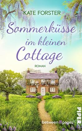 Das Buchcover zeigt ein malerisches Cottage, umgeben von üppigem Grün und bunten Blumen. Im Vordergrund erstreckt sich ein geschwungener Weg, der zu der einladenden Haustür führt. Die Farben sind sanft und harmonisch, mit einem blauen Himmel und lila Farbtönen, die dem Titel „Sommerküssen im kleinen Cottage“ in geschwungener Schrift über dem Haus entgegenscheinen. Der Urheber „Kate Forster“ ist dezent im oberen Bereich platziert.