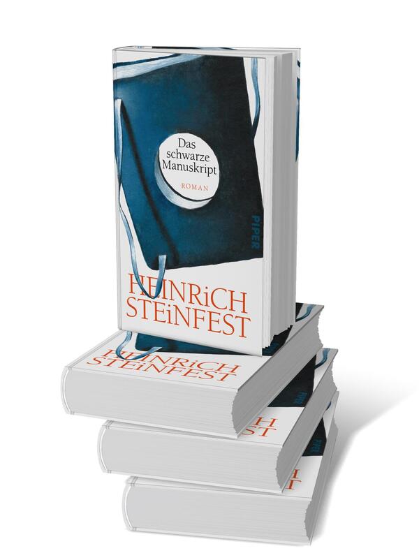 Bücherstapel des Buches „Das schwarze Manuskript“