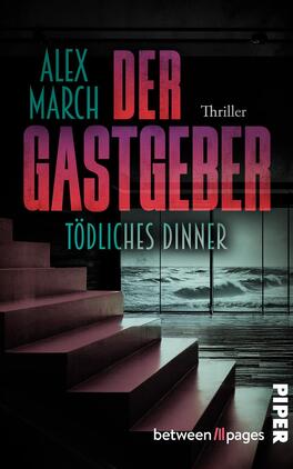 Das Buchcover zeigt eine dunkle, minimalistische Innenansicht mit einer breiten Treppe im Vordergrund, die zu großen Panorama-Fenstern führt; dahinter stürmt das Meer. Dominierende Farben sind Schwarz, Tiefgrün und rötlich-violette Akzente. Der Titel „Der Gastgeber“ steht groß in blockiger, verlaufender Großschrift (Rot–Violett), der Autor „Alex March“ in schlanker türkiser Schrift, darunter der Untertitel „Tödliches Dinner“ in blasser Türkis; kleines „Thriller“-Label oben rechts.