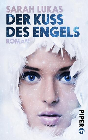Das Buchcover zeigt das Gesicht einer jungen Frau mit blauen Augen, umrahmt von einer eisigen, frostigen Mähne. Die Farben sind überwiegend in kühlen Blautönen gehalten, die eine frostige Atmosphäre vermitteln. Der Titel „DER KUSS DES ENGELS“ ist in großen, teilweise transparenten Buchstaben in Blau und Violett über dem Gesicht der Frau platziert, während darunter in kleinerer Schrift „Roman“ steht. Der Name der Autorin, „Sarah Lukas“, befindet sich oben, ebenfalls in einem klaren, gut lesbaren Stil.