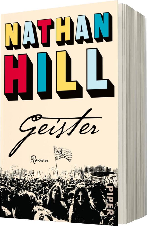 Das Buchcover zeigt den Titel „Geister“ in geschwungener Schrift, platziert unter dem Namen „NATHAN HILL“, der in großen, bunten Buchstaben hervorsticht. Die Farbpalette besteht aus Blau, Rot, Gelb und Schwarz, die eine lebendige und dynamische Atmosphäre schaffen. Im Hintergrund sind stilisierte, monochrome Silhouetten von Menschen zu sehen, die mit einer protestierenden Menschenmenge assoziiert werden können. Der Untertitel „Roman“ ist in kleiner Schrift gehalten.