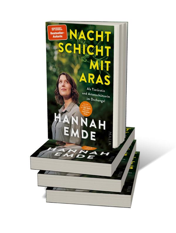 Bücherstapel des Buches „Nachtschicht mit Aras“
