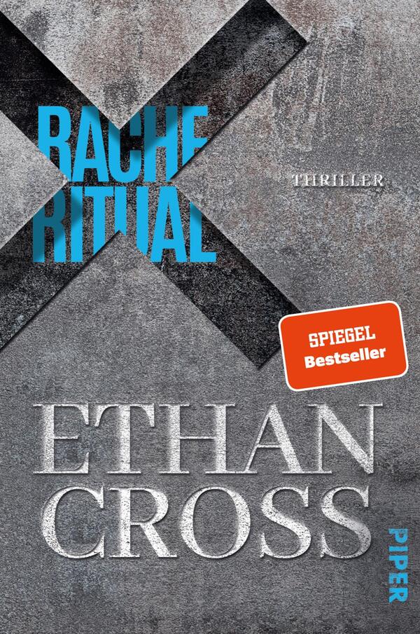 Das Buchcover zeigt eine dunkelgraue, metallisch wirkende Hintergrundfläche, auf der ein großes, schwarzes X diagonale Linien kreuzt. Der Titel „RACHE RITUAL“ ist in auffälligem Blau positioniert, während darunter das Wort „THRILLER“ in kleinerer, schlichter Schrift steht. Der Name des Autors „ETHAN CROSS“ ist in großem, silbernem Schriftzug hervorgehoben. In der oberen rechten Ecke befindet sich ein rotes Etikett mit dem Text „SPIEGEL Bestseller“. Die insgesamt düstere Farbgebung vermittelt eine spannungsgeladene Atmosphäre.