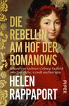 Das Buchcover zeigt ein klassisches Hofporträt einer jungen Frau in rotem Gewand und schwarzer Haube vor einem goldbraunen Hintergrund mit ornamentaler Bordüre links. Der Titel „Die Rebellin am Hof der Romanows“ ist groß, blockig und gelb gesetzt; darunter die Zeile „Juliane von Sachsen-Coburg Saalfeld zwischen Liebe, Gewalt und Intrigen“. Autorname „Helen Rappaport“ erscheint in weißer Großschrift. Stimmung: höfisch und gespannt.