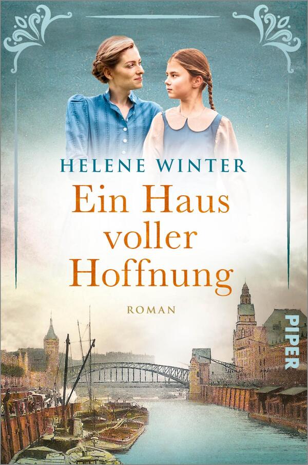 Das Buchcover zeigt eine farbenfrohe, romantische Darstellung mit zwei Frauen, die einander anschauen. Die links stehende Frau hat kurze, braune Haare und trägt eine blaue Bluse, während die rechts stehende junge Mädchen mit langen, braunen Haaren in einem hellen Kleid zu sehen ist. Im Hintergrund erstreckt sich eine Stadtansicht mit einem Fluss und historischen Gebäuden. Der Titel „Ein Haus voller Hoffnung“ ist in auffälligem, orangefarbenem Schriftzug platziert. Der Autorinnenname „Helene Winter“ ist in schlichter, blauer Typografie darüber angeordnet.