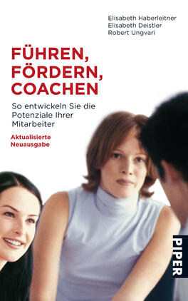 Das Buchcover zeigt drei Personen in einem Gespräch. Die Farbpalette ist hell mit einem überwiegenden Weißton und Akzenten in Schwarz und Rot. Der Titel „FÜHREN, FÖRDERN, COACHEN“ ist prominent oben in großen, roten Buchstaben platziert. Darunter folgt der Untertitel „So entwickeln Sie die Potenziale Ihrer Mitarbeiter“ in kleinerer Schrift. Am unteren Rand steht „Aktualisierte Neuausgabe“ und das Verlagslogo ist in der rechten unteren Ecke. Die Atmosphäre wirkt freundlich und professionell.