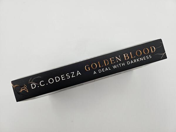 Außenansicht des Buches „Golden Blood – A Deal with Darkness “