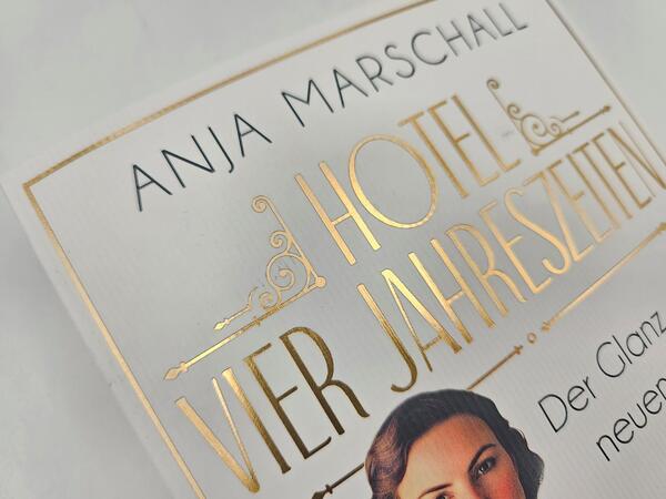Außenansicht des Buches „Hotel Vier Jahreszeiten – Der Glanz des neuen Morgens“
