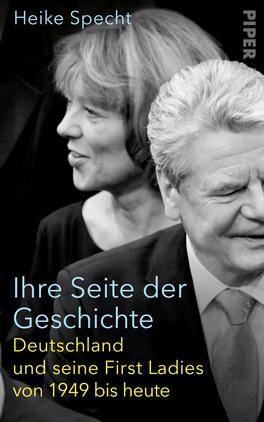 Das Buchcover zeigt eine schwarz-weiße Fotografie von zwei Personen, die im Gespräch vertieft sind. Links befindet sich eine Frau mit schulterlangen, lockigen Haaren, rechts ein älterer Mann mit grauem Haar und Brille. Der Titel „Ihre Seite der Geschichte“ ist in hellblauer Schrift unter dem Bild platziert, darunter steht der Untertitel „Deutschland und seine First Ladies von 1949 bis heute“ in kleinerer grauer Schrift. Die Atmosphäre wirkt nachdenklich und informativ. Der Name der Autorin, Heike Specht, erscheint oben auf dem Cover.