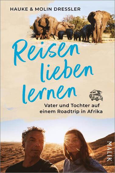 Das Buchcover zeigt eine Szene aus der afrikanischen Savanne mit Elefanten im Hintergrund. Die Farbgestaltung entsteht aus warmen Erdtönen und einem sanften Himmelblau. Im Vordergrund sind ein Vater und seine Tochter zu sehen, die der Betrachter ansieht. Der Titel „Reisen lieben lernen“ ist in einer handschriftlichen, blauen Schriftart platziert, während der Untertitel „Vater und Tochter auf einem Roadtrip in Afrika“ in einer schlichten, weißen Schrift darunter steht.