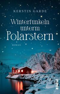 Das Buchcover zeigt eine winterliche Landschaft mit schneebedeckten Bergen und einem sternklaren Himmel. Im Vordergrund steht ein rotes, gemütliches Holzhaus am Ufer eines Gewässers, umgeben von Schnee. Der Titel „Winterfunkeln unterm Polarstern“ ist in eleganter, weißer Schrift gestaltet, während der Autorenname Kerstin Garde darüber platziert ist. Am unteren Rand befindet sich das Wort „Roman“. Die Atmosphäre ist ruhig und einladend, mit einem Hauch von Magie durch die glänzenden Sterne.