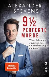 Das Buchcover zeigt einen männlichen Protagonisten in einem eleganten, blauen Anzug mit offenem Kragen, der einen selbstbewussten Gesichtsausdruck hat. Im Hintergrund ist eine düstere, graue Tönung zu erkennen. Der Titel „9 ½ perfekte Morde“ ist in großen roten Buchstaben platziert, während der Untertitel „Wenn Schuldige davonkommen – Ein Strafverteidiger deckt auf“ in kleinerer weißer Schrift darunter steht. Oben ist der Name des Autors „Alexander Stevens“ in klaren, weißen Buchstaben zu sehen. Unten links befindet sich ein knapper, hervorgehobener Intex über den „SPIEGEL Bestseller“.