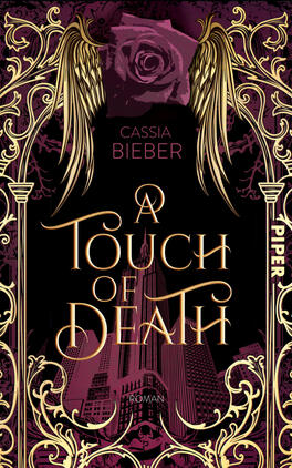 Das Buchcover zeigt einen schwarzen Grund mit dunkelvioletten Akzenten: oben eine verwelkte Rose in Magenta, flankiert von goldenen Engelsflügeln und reich verzierten goldenen Ornamenten. Im unteren Bereich ragt ein stilisierter Wolkenkratzer in Violett empor. Titel „A Touch of Death“ erscheint in großer, geschwungener goldener Schrift; darüber steht die Autorin Cassia Bieber in schlichter Großschrift. Atmosphäre: düster, opulent und geheimnisvoll.
