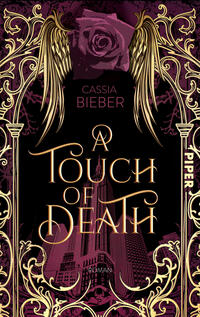 Das Buchcover zeigt einen schwarzen Grund mit dunkelvioletten Akzenten: oben eine verwelkte Rose in Magenta, flankiert von goldenen Engelsflügeln und reich verzierten goldenen Ornamenten. Im unteren Bereich ragt ein stilisierter Wolkenkratzer in Violett empor. Titel „A Touch of Death“ erscheint in großer, geschwungener goldener Schrift; darüber steht die Autorin Cassia Bieber in schlichter Großschrift. Atmosphäre: düster, opulent und geheimnisvoll.