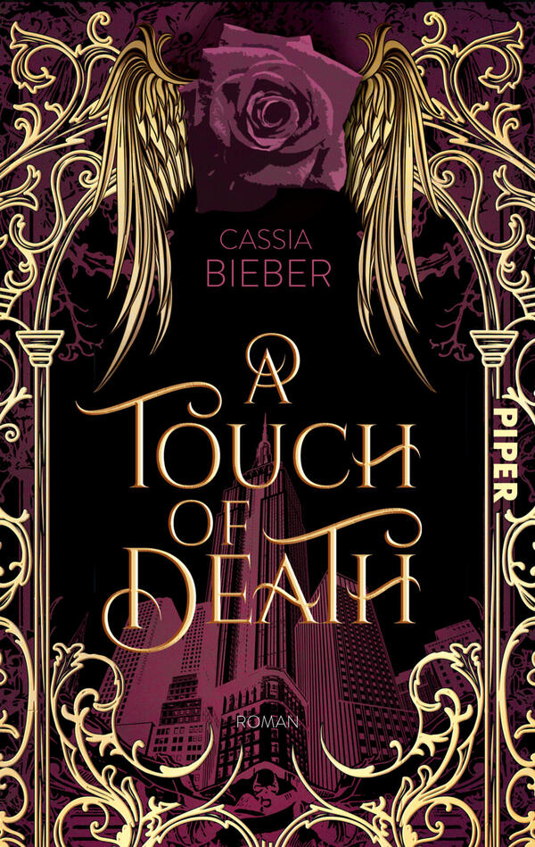 Das Buchcover zeigt einen schwarzen Grund mit dunkelvioletten Akzenten: oben eine verwelkte Rose in Magenta, flankiert von goldenen Engelsflügeln und reich verzierten goldenen Ornamenten. Im unteren Bereich ragt ein stilisierter Wolkenkratzer in Violett empor. Titel „A Touch of Death“ erscheint in großer, geschwungener goldener Schrift; darüber steht die Autorin Cassia Bieber in schlichter Großschrift. Atmosphäre: düster, opulent und geheimnisvoll.