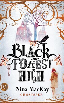 Das Buchcover zeigt im Mittelpunkt den Titel „BLACK FOREST HIGH“ in auffälliger, verschnörkelter Schwarzschrift. Darunter steht der Autorenname „Nina MacKay“ in kleinerer, neutraler Schrift. Im Hintergrund sind stilisierte, gespenstische Gebäude und ein kahler Baum in sanften Blau- und Grautönen abgebildet. Ein schwarzer Vogel sitzt auf einem Ast, während herbstliche Blätter in weichen Rot- und Orangetönen den oberen Rand schmücken. Die gesamte Atmosphäre wirkt geheimnisvoll und aufregend.
