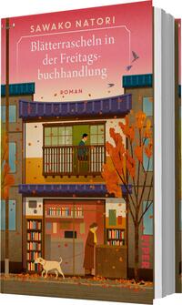 Das Buchcover zeigt einen herbstlichen Buchladen mit bunten Laubblättern, die sanft zu Boden fallen. Im Vordergrund stehen zwei Figuren: eine Person schaut aus dem Fenster, während eine andere vor dem Geschäft steht, begleitet von einem Hund. Die Farbpalette umfasst warme Rot- und Gelbtöne, die eine einladende Atmosphäre schaffen. Der Titel „Blätterrascheln in der Freitagbuchhandlung“ und der Autorensname „Sawako Natori“ sind in klarer Schrift gestaltet.