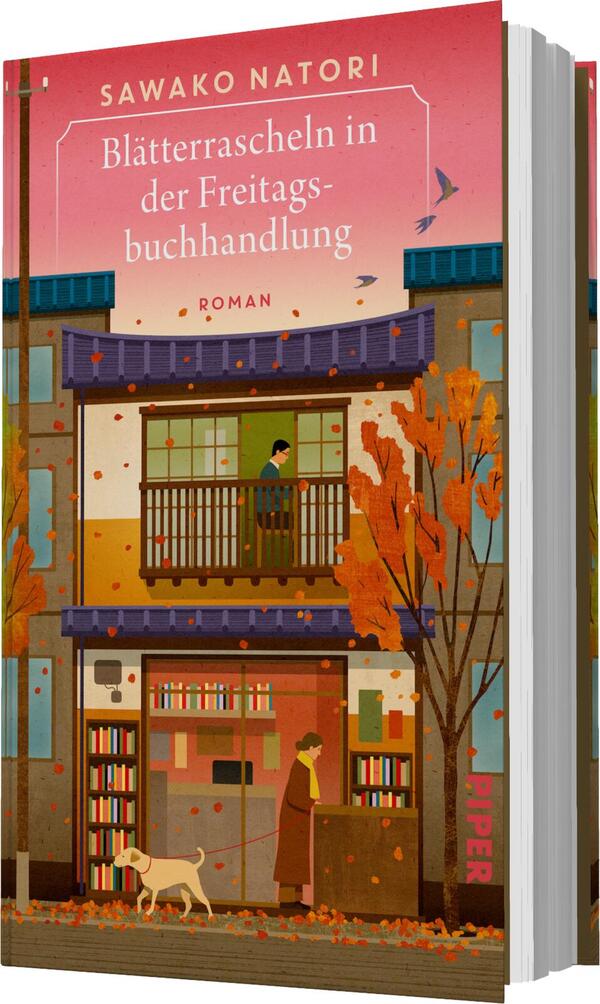 Das Buchcover zeigt einen herbstlichen Buchladen mit bunten Laubblättern, die sanft zu Boden fallen. Im Vordergrund stehen zwei Figuren: eine Person schaut aus dem Fenster, während eine andere vor dem Geschäft steht, begleitet von einem Hund. Die Farbpalette umfasst warme Rot- und Gelbtöne, die eine einladende Atmosphäre schaffen. Der Titel „Blätterrascheln in der Freitagbuchhandlung“ und der Autorensname „Sawako Natori“ sind in klarer Schrift gestaltet.