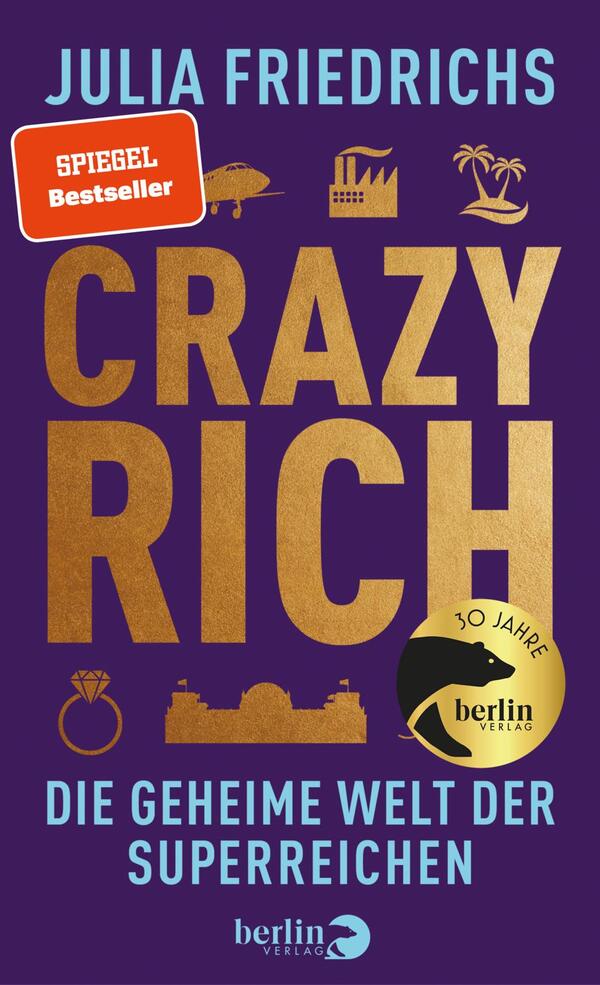 Das Buchcover zeigt einen lila Hintergrund. Oben steht in hellblauer Schrift der Name der Autorin „Julia Friedrichs“. Darunter in großem, goldenen Text „CRAZY RICH“. Am oberen Rand befindet sich ein rotes Zeichen mit der Aufschrift „SPIEGEL Bestseller“. Unten ist in weißer Schrift der Titel „Die geheime Welt der Superreichen“ platziert. Links unten sind Symbole von einem Ring und einem Gebäude abgebildet. Ein runder, gelber Button mit der Aufschrift „30 Jahre berlin verlag“ ist ebenfalls vorhanden.