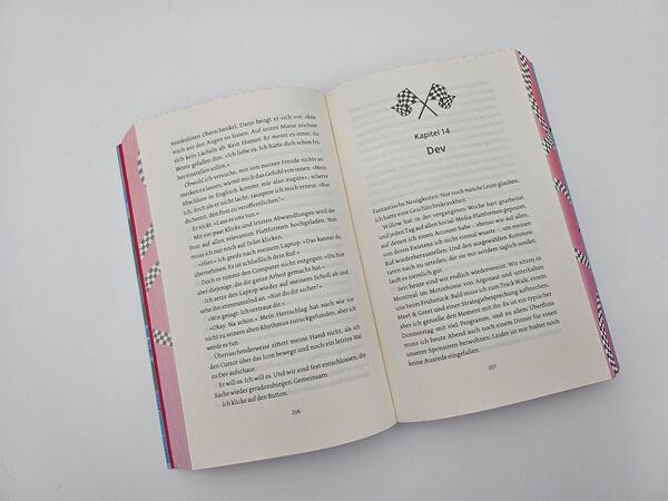 Außenansicht des Buches „Cross the Line – Auf der Rennstrecke kämpft er um den Sieg, im Leben um ihr Herz“