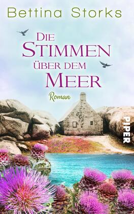 Das Buchcover zeigt eine idyllische Küstenlandschaft mit steinigen Felsen und einem kleinen, historischen Gebäude am Meer. Im Vordergrund blühen lila Pflanzen, die dem Bild eine lebendige Farbe verleihen. Der Himmel erscheint hellblau mit sanften Wolken und fliegenden Vögeln. Der Titel „Die Stimmen über dem Meer“ ist in eleganter, lila Schrift hervorgehoben, während der Name der Autorin, Bettina Storks, in grüner Schrift oben platziert ist. Der Verlagsname „PIPER“ steht in Weiß an der rechten Seite.