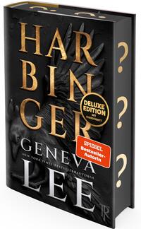 Das Buchcover zeigt eine dunkle, reliefartige Darstellung eines Engelsflügels im Hintergrund, darüber großflächig der goldene Titel „HARBINGER“ in versetzten Zeilen. Darunter in Weiß der Autorenname „Genevra Lee“. Auf der Vorderseite ein rundes goldfarbenes Siegel „DELUXE EDITION MIT FARBESCHNITT“ und ein rotes rechteckiges Label „SPIEGEL Bestseller-Autorin“. Buchrücken und Seitenkanten zeigen wiederholt beige Fragezeichen. Die Stimmung ist düster und geheimnisvoll.