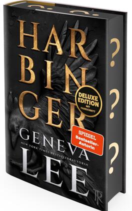 Das Buchcover zeigt eine dunkle, reliefartige Darstellung eines Engelsflügels im Hintergrund, darüber großflächig der goldene Titel „HARBINGER“ in versetzten Zeilen. Darunter in Weiß der Autorenname „Genevra Lee“. Auf der Vorderseite ein rundes goldfarbenes Siegel „DELUXE EDITION MIT FARBESCHNITT“ und ein rotes rechteckiges Label „SPIEGEL Bestseller-Autorin“. Buchrücken und Seitenkanten zeigen wiederholt beige Fragezeichen. Die Stimmung ist düster und geheimnisvoll.