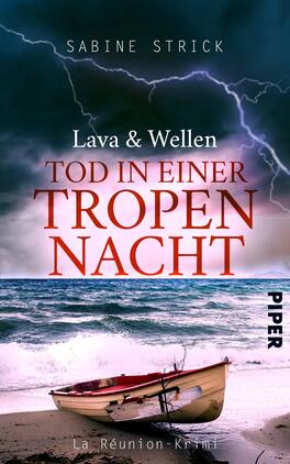 Lava und Wellen: Tod in einer Tropennacht Das Buchcover zeigt eine stürmische Küstenlandschaft mit dunklen, bedrohlichen Wolken und Blitz zu sehen. Im Vordergrund befindet sich ein beschädigtes, an den Strand gespültes Boot, das in lebhaften Rottönen akzentuiert ist. Der Titel „Tod in einer Tropennacht“ hebt sich in großen, weißen Buchstaben von der dunklen Farbpalette ab. Darüber steht in kleinerer Schrift „Lava & Wellen“. Am rechten Rand ist das Verlagslogo „PIPER“ abgebildet.