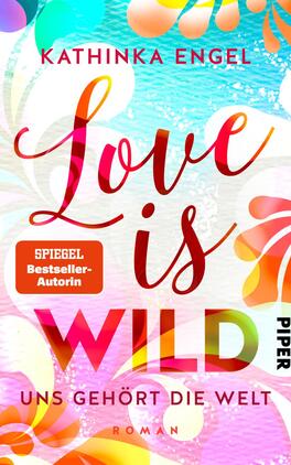 Das Buchcover zeigt einen bunten, aquarellartigen Hintergrund in Blau- und Pastelltönen mit floralen Motiven in rot, pink und orange. Der Titel „Love is WILD“ hebt sich in eleganter Schrift in Rot hervor und liegt zentral im Bild, während der Untertitel „UNS GEHÖRT DIE WELT“ in schlichter Schrift weiß zu sehen ist. Der Name der Autorin, Kathinka Engel, erscheint oben in schwarzer Schrift, und es ist ein Renommierungshinweis „SPIEGEL Bestseller-Autorin“ in einem roten Kasten enthalten.