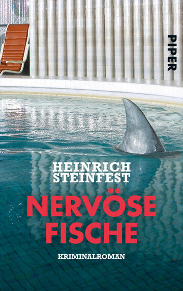 Das Buchcover zeigt einen Innenpool mit einem schimmernden Wasser, in dem die fins eines Fisches auftauchen. Im Hintergrund ist eine entspannte Liege zu sehen und in der oberen rechten Ecke sind vertikale, weiße Wände. Der Titel „NERVÖSE FISCHER“ ist in kräftigem Rot gehalten, während der Autor „HEINRICH STEINFEST“ in einer blasseren Schrift über dem Titel steht. Das Wort „Kriminalroman“ ist in einem schlichten, schwarzen Schriftzug platziert. Die Farben erzeugen eine spannende und geheimnisvolle Atmosphäre.