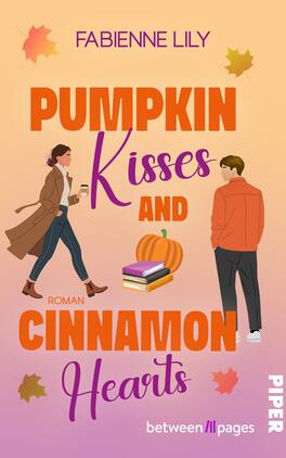 Das Buchcover zeigt den Autorennamen Fabienne Lily oben in lila Großbuchstaben auf einem warmen Pfirsich- bis Rosa-Gradient-Hintergrund. Großflächige orangene Blockschrift betont „PUMPKIN“ und „CINNAMON“, während „Kisses“ und „Hearts“ in verspielter violetter Schreibschrift stehen, „AND“ klein in orange. In der Mitte eine Kürbisillustration auf einem Bücherstapel, links eine Frau mit Mantel und Kaffee, rechts ein Mann in oranger Jacke, verstreute Herbstblätter vermitteln eine gemütlich-herbstliche, romantische Stimmung.