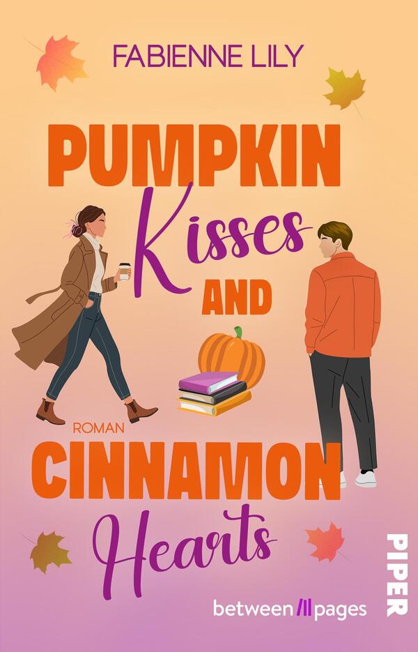 Das Buchcover zeigt den Autorennamen Fabienne Lily oben in lila Großbuchstaben auf einem warmen Pfirsich- bis Rosa-Gradient-Hintergrund. Großflächige orangene Blockschrift betont „PUMPKIN“ und „CINNAMON“, während „Kisses“ und „Hearts“ in verspielter violetter Schreibschrift stehen, „AND“ klein in orange. In der Mitte eine Kürbisillustration auf einem Bücherstapel, links eine Frau mit Mantel und Kaffee, rechts ein Mann in oranger Jacke, verstreute Herbstblätter vermitteln eine gemütlich-herbstliche, romantische Stimmung.