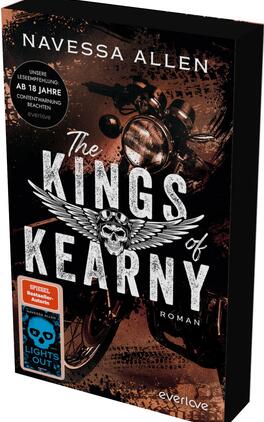 Das Buchcover zeigt ein dunkles, rostbraun-schwarzes Motorradporträt vorn, darüber der Titel in großen, rauen weißen Lettern „The KINGS of KEARNY“ mit einem geflügelten Totenkopf-Logo. Oben steht die Autorin „Navessa Allen“. Links oben ein runder schwarzer Button mit weißer Aufschrift „UNSERE LESEEMPFEHLUNG: AB 18 JAHRE CONTENTWARNUNG BEACHTEN“, unten links zwei Aufkleber, u. a. orange „SPIEGEL Bestseller-Autorin“. Atmosphäre: rau, bedrohlich, bikermotiviert.