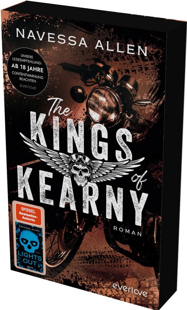 Das Buchcover zeigt ein dunkles, rostbraun-schwarzes Motorradporträt vorn, darüber der Titel in großen, rauen weißen Lettern „The KINGS of KEARNY“ mit einem geflügelten Totenkopf-Logo. Oben steht die Autorin „Navessa Allen“. Links oben ein runder schwarzer Button mit weißer Aufschrift „UNSERE LESEEMPFEHLUNG: AB 18 JAHRE CONTENTWARNUNG BEACHTEN“, unten links zwei Aufkleber, u. a. orange „SPIEGEL Bestseller-Autorin“. Atmosphäre: rau, bedrohlich, bikermotiviert.