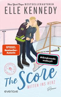 Das Buchcover zeigt ein romantisches Motiv mit einem Pärchen, das sich vor einem Hockeytor umarmt. Die Frau trägt ein helles Oberteil und hat blonde Haare, während der Mann ein dunkles Jersey mit der Nummer 66 trägt. Die Farbpalette ist sanft in Rosa- und Blautönen gehalten, was eine freundliche Atmosphäre schafft. Der Titel „The Score – Mitten ins Herz“ ist in einer verspielten Schriftart in blauer Farbe platziert. Darunter steht „Roman“, und in der Ecke ist der Hashtag „#tiktokmademebuyit“ zu sehen.