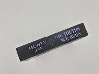 Außenansicht des Buches „The Truths we burn“