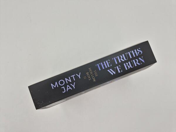 Außenansicht des Buches „The Truths we burn“