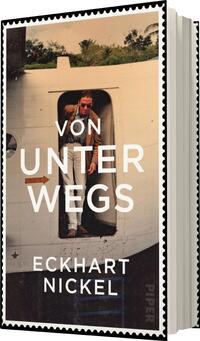 Das Buchcover zeigt eine Person, die aus einem Flugzeug tritt, umgeben von einer grünen Landschaft. Der Hintergrund ist durch einen blauen Himmel und sanfte Bäume geprägt. Der Titel „VON UNTERWEGS“ ist in großen, weißen Buchstaben mittig platziert, während der Name des Autors „ECKHART NICKEL“ in kleineren Buchstaben darunter steht. Die Typografie wirkt modern und auffällig. Die Farben des Covers sind warm und einladend, was eine positive, abenteuerliche Atmosphäre vermittelt.