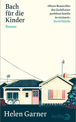 Das Buchcover zeigt eine stilisierte Vorstadtszene mit zwei nebeneinander stehenden Bungalows in gedecktem Beige, Dunkelblau und Akzentfarben Rot und Türkis. Links ein Rad an der Hauswand, mittig eine Haustür mit kleinem Fenster, rechts ein Fenster mit roten Gardinen und ein Schornstein. Feine Antennen und Kabel durchziehen das Bild. Oben links der Titel „Bach für die Kinder“, unten der Autorname „Helen Garner“. Atmosphärisch ruhig, leicht melancholisch.