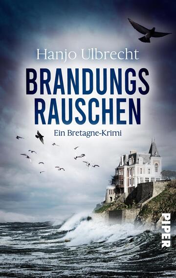 Das Buchcover zeigt einen dramatischen Küstenblick mit einem hohen, weißen Haus auf einer Klippe, umgeben von tosenden Wellen und einem sturmgepeitschten Himmel. Dunkle Wolken ziehen auf, und mehrere schwarze Vögel fliegen über das Wasser. Der Titel „BRANDUNGSRAUSCHEN“ hebt sich in großen, blauen Buchstaben ab, gefolgt von „Ein Bretagne-Krimi“ in kleinerer Schrift. Der Name des Autors, Hanjo Ulbrecht, steht oberhalb des Titels.