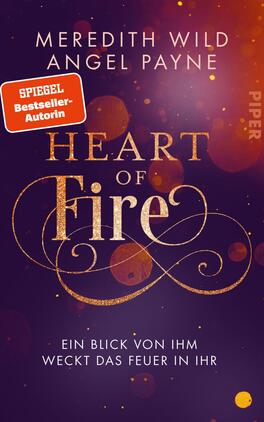 Das Buchcover zeigt einen tiefen, violetten Hintergrund mit sanften orangeschimmernden Lichtpunkten. Der Titel „Heart of Fire“ ist in großen, goldenen Lettern platziert, umgeben von schwungvollen, dekorativen Linien. Oben links befindet sich ein rotes Label mit dem Text „SPIEGEL-Bestseller-Autorin“. Unten steht der Untertitel „Ein Blick von ihm weckt das Feuer in ihr“ in einer eleganten Schriftart. Die Gesamtgestaltung vermittelt eine geheimnisvolle und kraftvolle Atmosphäre.