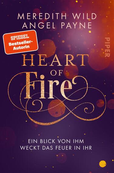 Das Buchcover zeigt einen tiefen, violetten Hintergrund mit sanften orangeschimmernden Lichtpunkten. Der Titel „Heart of Fire“ ist in großen, goldenen Lettern platziert, umgeben von schwungvollen, dekorativen Linien. Oben links befindet sich ein rotes Label mit dem Text „SPIEGEL-Bestseller-Autorin“. Unten steht der Untertitel „Ein Blick von ihm weckt das Feuer in ihr“ in einer eleganten Schriftart. Die Gesamtgestaltung vermittelt eine geheimnisvolle und kraftvolle Atmosphäre.